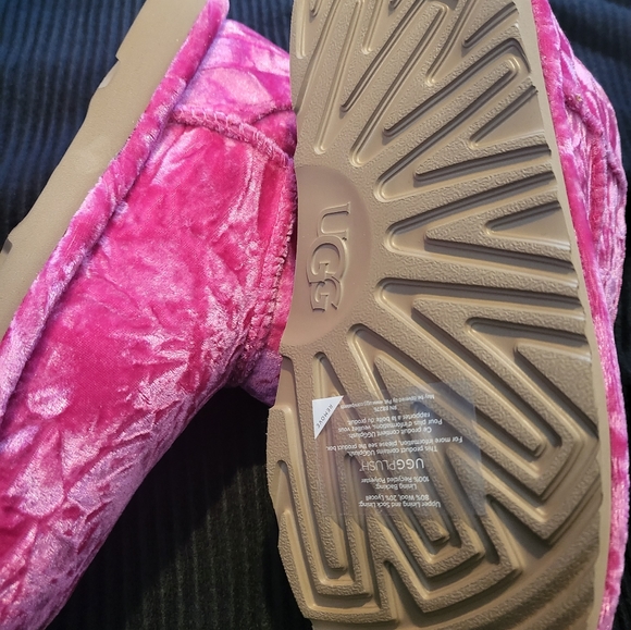 Ugg Classic Mini II Fuschia Pink Velvet Boots Girl’s Kid’s Size 6 Women’s Size 8 - Picture 2 of 3